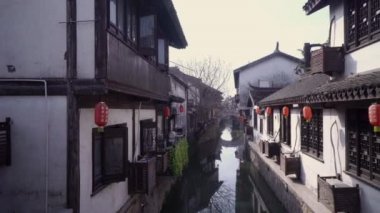 Şangay Çin'de Nanxiang Old Street yakınlarındaki su kanalları çevreleyen binalar