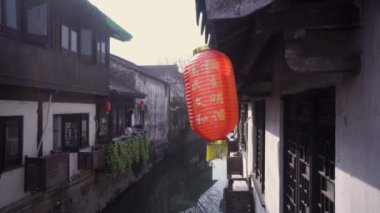 Çin kağıt fener Nanxiang eski kasabasında rüzgarda sallanan ve yeni yılın başında habercisi