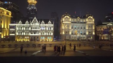 Şangay, Çin - 15 Ocak 2018: Gece Bund. Bund veya Waitan, Şangay'ın merkezinde bir sahil alanıdır.