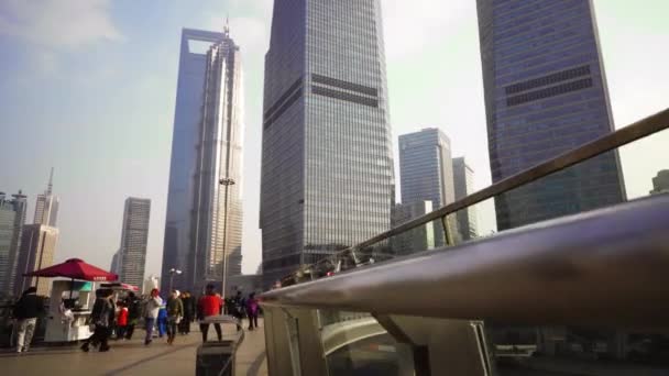 중국 상하이 - 2018년 1월 15일: 푸른 하늘에 맞서 푸동 지역의 고층 빌딩, 상하이, 중국 — 비디오