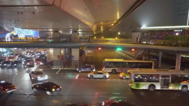 Samochody i autobusy jechać w dół ulicy z podświetlanym reklamy i latarki — Wideo stockowe