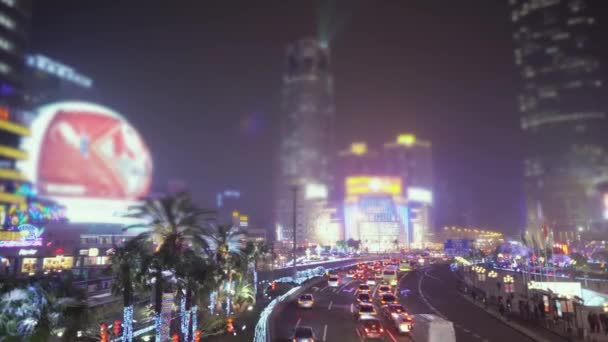 Życie wielkiego miasta świeci się znakami reklamowymi: samochody i ludzie poruszają się po ulicach. Koncepcyjne, stylizowane streszczenie zdjęcia w Szanghaju Puxi Centaral Xujiahui, Chiny — Wideo stockowe