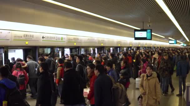 Szanghaj, Chiny-15 stycznia 2018: duży tłum ludzi wchodzi do samochodu kolejowego w Szanghaju metra — Wideo stockowe
