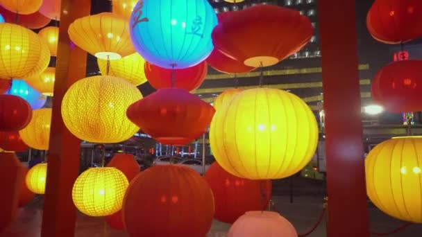 Parede de papel colorido lanternas chinesas nas ruas de Xangai, Ano Novo Chinês — Vídeo de Stock
