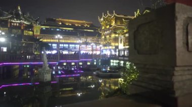 Şangay, Çin - 15 Ocak 2018: Yuyuan Gardens, Çin'in Şangay şehrindeki Şehir Tanrısı Tapınağı'nın yanında yer alan geniş bir Çin bahçesidir.