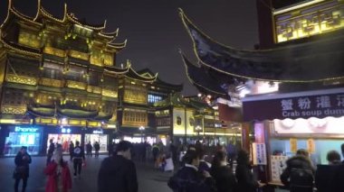 Şangay, Çin - 15 Ocak 2018: Yuyuan Çarşısı gece. Geleneksel mimariye sahip bir pazar yeridir. Bu Yuyuan Garden yanında ve Şangay popüler bir turistik olduğunu