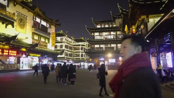 Šanghaj, Čína-15. ledna 2018: Yuyuan Bazar v noci. Je to trh s tradiční architekturou. Nachází se vedle Juyuan Garden a je populární turistickou atrakcí v Šanghaji. — Stock video