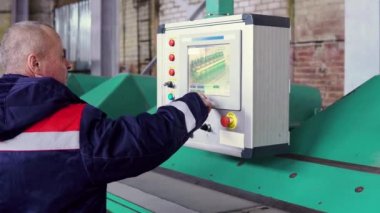 Programlanabilir makinede çalışan bir adam. Sac bükme. Monitöre odaklanın