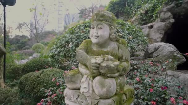 Estátua de uma mulher em um parque chinês — Vídeo de Stock