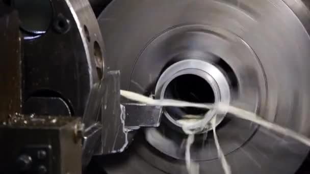 Processo de usinagem de furo de trabalho de metal industrial por ferramenta de corte em torno automatizado — Vídeo de Stock