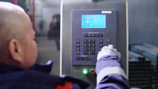 Hombre trabajando en una máquina programable. Flexión de chapa metálica. Enfoque en monitor — Vídeo de stock