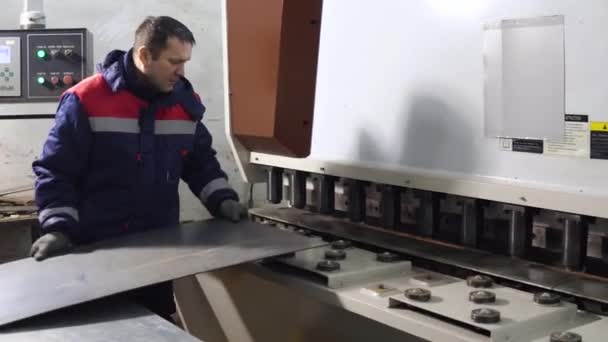 Üzemeltető működő vágás és hajlítási fémlemez nagy pontosságú fémlemez hajlító gép, cnc vezérlő fémlemez hajlító gép gyári — Stock videók