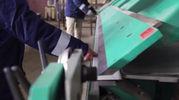 Operatör arbetar klippa och böja plåt av hög precision plåt bockmaskin, CNC-kontroll plåt bockmaskin i fabrik — Stockvideo