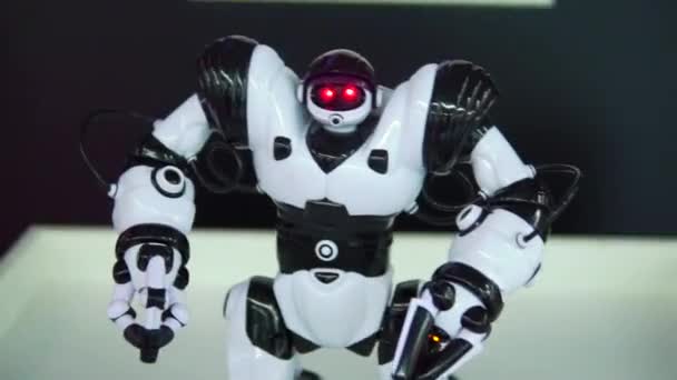 Танці, робот іграшка розмахуючи в сторону — стокове відео