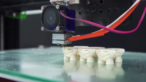 Imprimante 3D imprime des pièces multiples objets de forme — Video