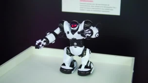 Χορεύοντας ρομπότ παιχνίδι αιώρησης από πλευρά σε πλευρά — Αρχείο Βίντεο
