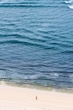 Okyanus kum sahilinde yalnız insanlar