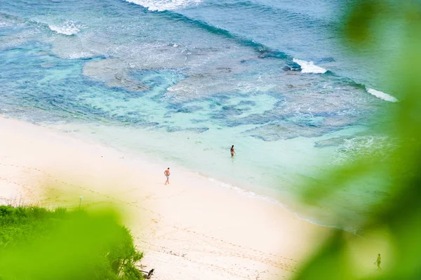 Kum kumu okyanusunda iki kişi