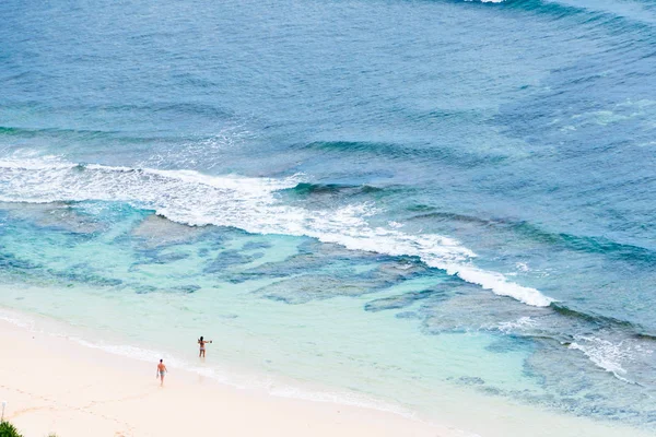 Kum kumu okyanusunda iki kişi