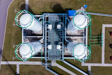 Sıvı kimyasal tank terminalinin havadan görünümü, sıvı kimyasal ve petrokimyasal ürünlerin depolanması