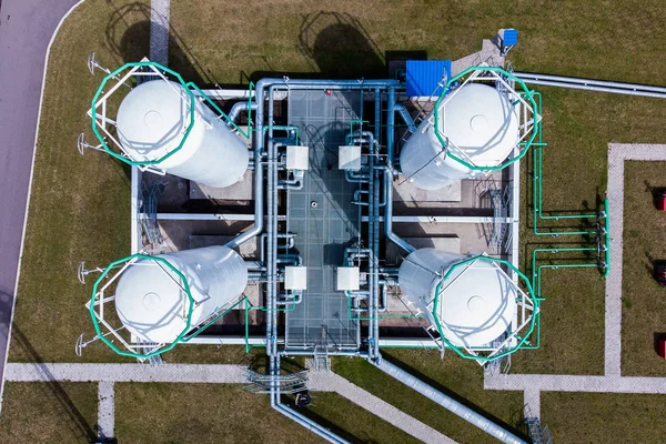 Sıvı kimyasal tank terminalinin havadan görünümü, sıvı kimyasal ve petrokimyasal ürünlerin depolanması