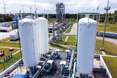 Sıvı kimyasal tank terminalinin havadan görünümü, sıvı kimyasal ve petrokimyasal ürünlerin depolanması