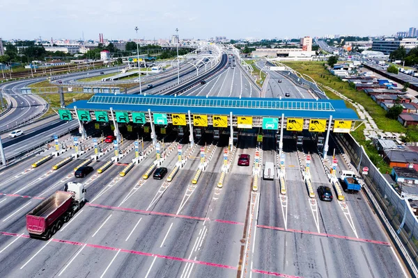 Geniş otobandaki paralı yollar. Bu noktadan çok sayıda kamyon ve araba geçiyor. Bir kuadkopterin yukarıdan aşağı görünümü