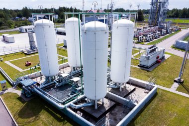 Sıvı kimyasal tank terminalinin havadan görünümü, sıvı kimyasal ve petrokimyasal ürünlerin depolanması