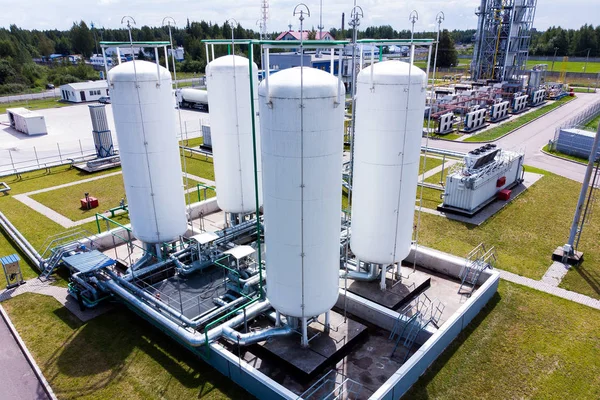 Sıvı kimyasal tank terminalinin havadan görünümü, sıvı kimyasal ve petrokimyasal ürünlerin depolanması