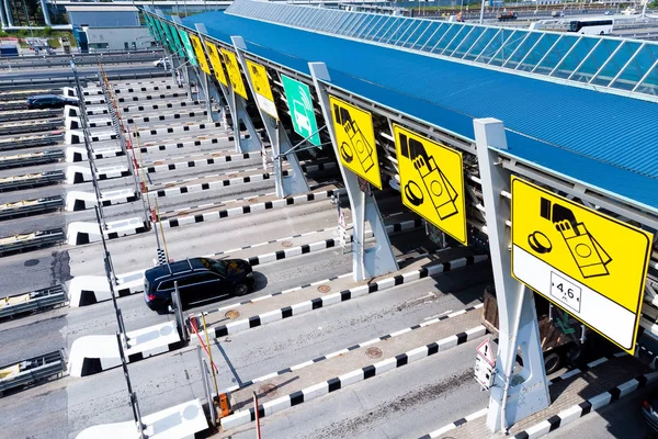 Strade a pedaggio sulla grande autostrada. Attraverso il punto passa un gran numero di camion e auto. Vista da vicino — Foto Stock