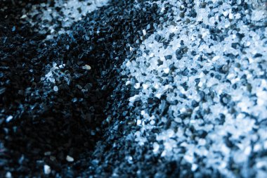 ham plastik malzeme beyaz ve siyah granüller