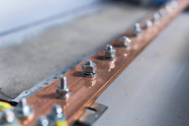 Elektrikli bakır veri yolu çubukları, transformatörün canlı parçalarının cıvatalanması
