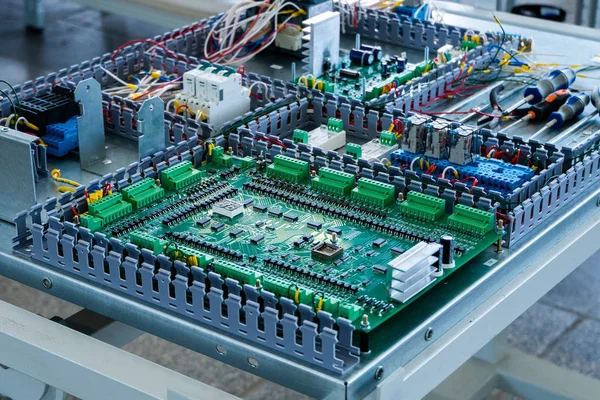 Transistor, transformador e dispositivos eletrônicos em uma placa de circuito na base de metal — Fotografia de Stock