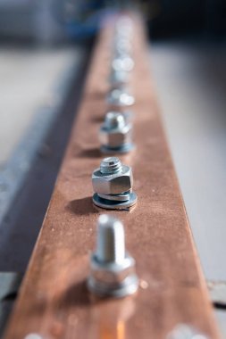 Elektrikli bakır veri yolu çubukları, transformatörün canlı parçalarının cıvatalanması