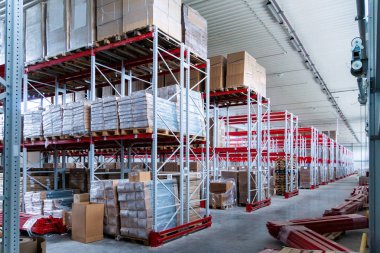 bitmiş ürünleri ile karton kutular olduğu depolama depo ve raflar