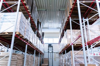 bitmiş ürünleri ile karton kutular olduğu depolama depo ve raflar