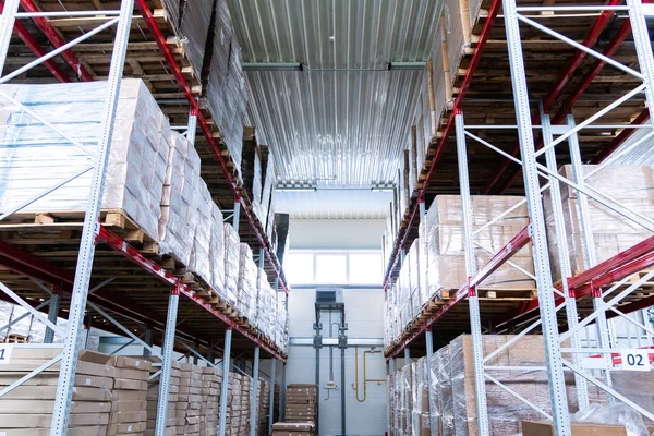 bitmiş ürünleri ile karton kutular olduğu depolama depo ve raflar