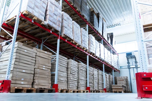 bitmiş ürünleri ile karton kutular olduğu depolama depo ve raflar