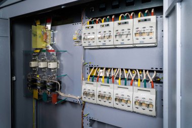 Alüminyum otobüs çubukları, trafonun canlı parçalarını sürgülüyor