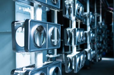 Toz boyası ve yüzey hazırlığından önce kancalardaki metal detaylar