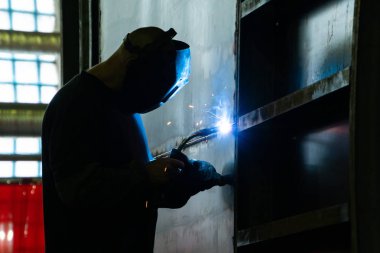 Kaynakçı Kaynak metal, etrafta uçuşan kıvılcımlar bir sürü onun atölye