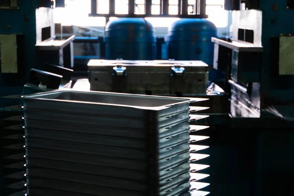 Hojas de acero depositadas en pilas en paquetes en el almacén de productos metálicos. Hoja de metales envejecidos para la construcción. Corrosión metálica — Foto de Stock