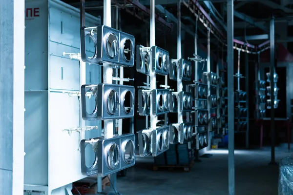 Toz boyası ve yüzey hazırlığından önce kancalardaki metal detaylar
