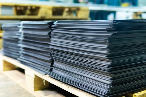 Çelik levha metal ürünlerin depodaki paketlerine yığınları içinde yatırılır. Metal levha yapımı için yıpranmış. Metal korozyon