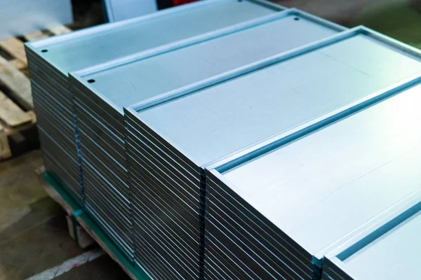 Çelik levha metal ürünlerin depodaki paketlerine yığınları içinde yatırılır. Metal levha yapımı için yıpranmış. Metal korozyon