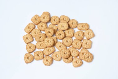 tereyağı kurabiye beyaz arka plan üzerinde farklı formu