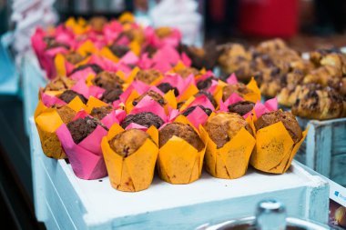 Kahve molasında açık büfe masasında kek ve diğer tatlılar.