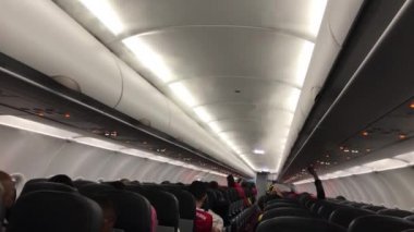 Hava koşullarında buharlaşan su buharı uçak kabininin tepesindeki bölmede.