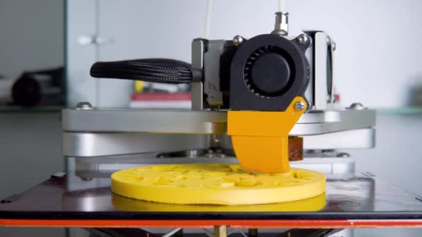 Stampante 3d stampa oggetti giallo primo piano. Stampa 3D tecnica moderna — Video Stock