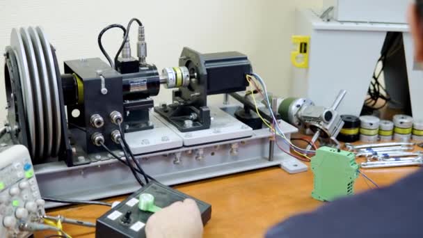 Лаборатория измерительной и управляющей техники с различными приборами и системами — стоковое видео